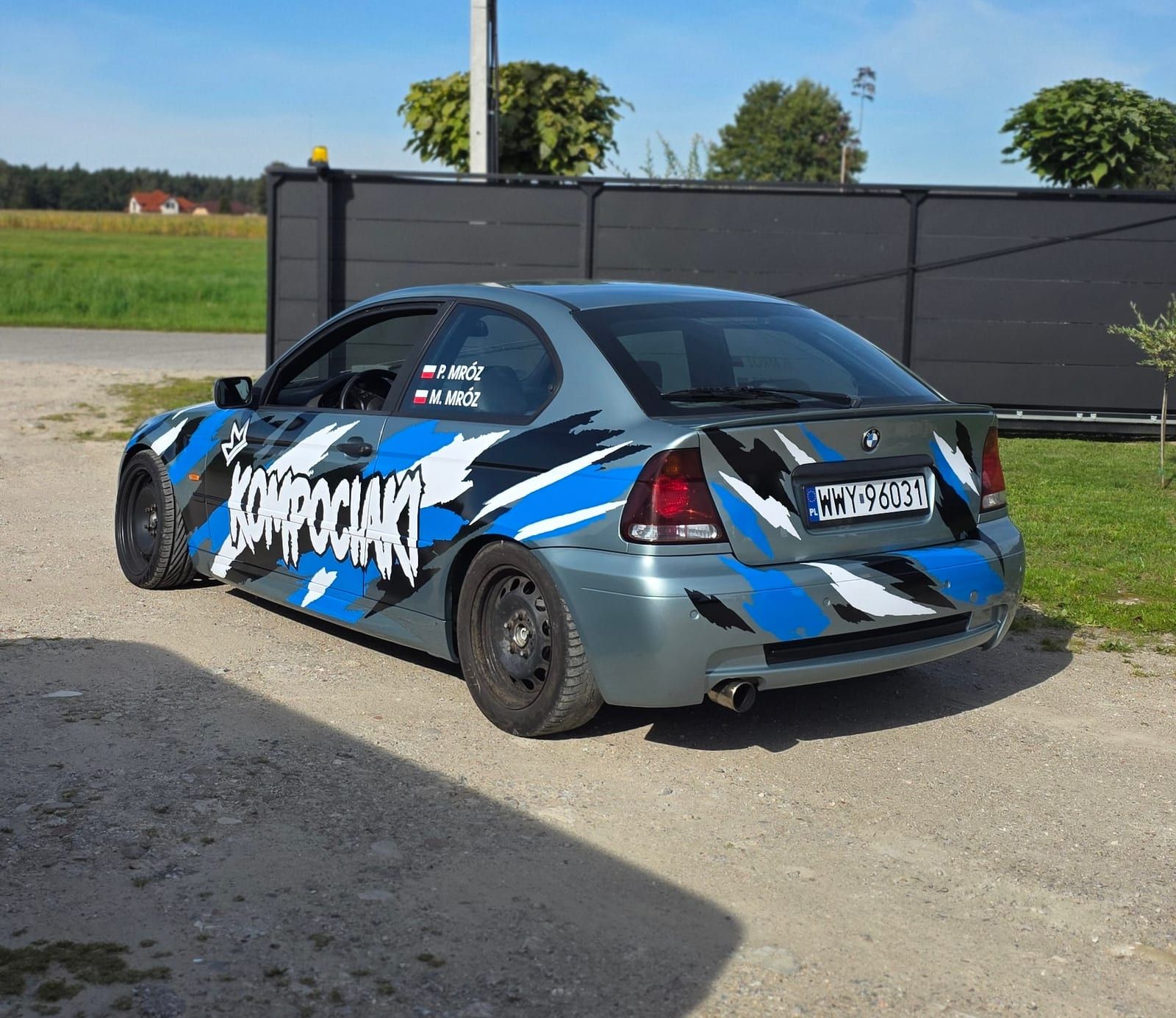 Oklejenie BMW w barwach Kompociaki