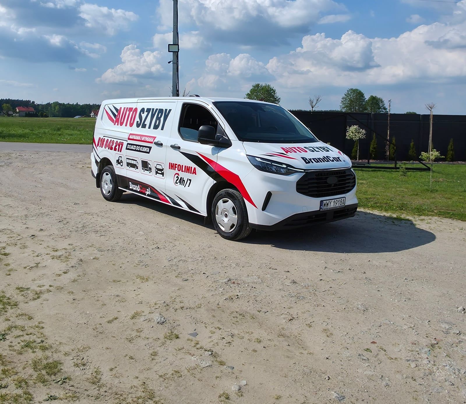 Oklejony Ford Transit Custom firmy Auto Szyby BrandCar